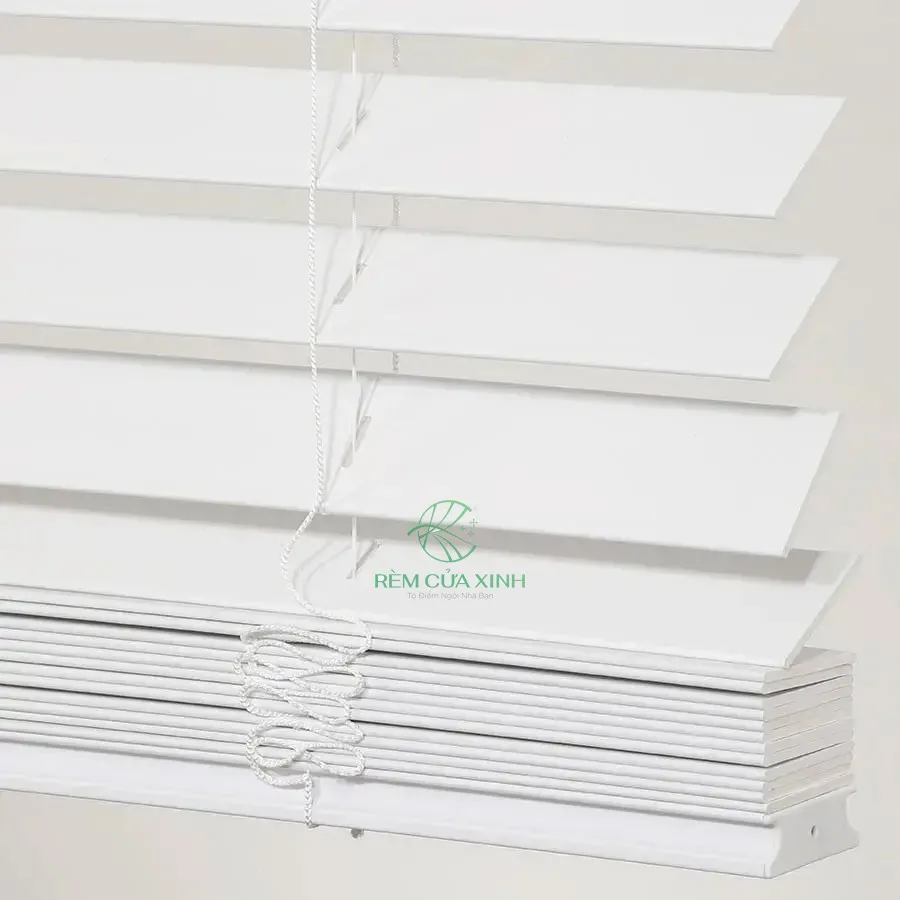 Rèm nhựa giả gỗ giá rẻ màu trắng